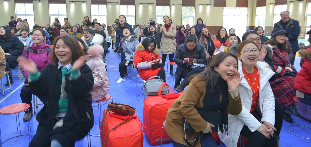 彰時代風采  頌巾幗贊歌！汶川中學隆重舉行“三八”節(jié)慶祝