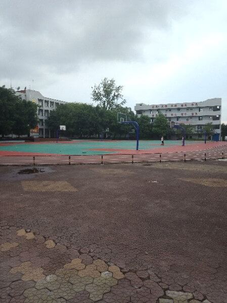 地處內(nèi)江市東興區(qū)郭北鎮(zhèn)。學(xué)校依山傍水，位于清流河畔，獅子山腳下。五十多年來，以其優(yōu)良的校風(fēng)、教風(fēng)、學(xué)風(fēng)、社會(huì)形象和獨(dú)特的辦學(xué)風(fēng)格，被評(píng)為“內(nèi)江市示范性高中”、“內(nèi)江市校風(fēng)示范校”、“內(nèi)江市最佳文明單位”、“內(nèi)江市辦學(xué)水平督導(dǎo)評(píng)估優(yōu)秀學(xué)?！?、“內(nèi)江市體育傳統(tǒng)項(xiàng)目學(xué)校”、“內(nèi)江市德育工作先進(jìn)學(xué)?！?、“內(nèi)江市和諧校園”。