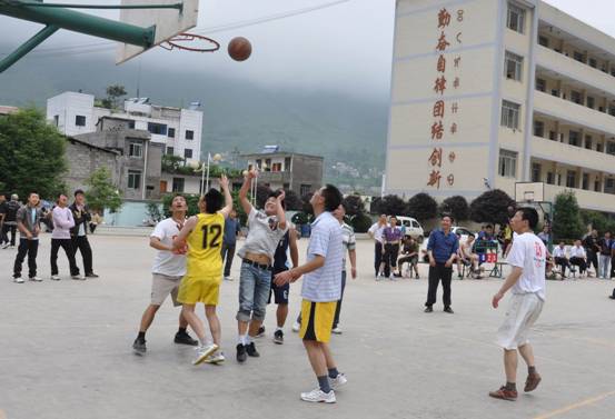 雷波民族中學(xué)地址在哪里？