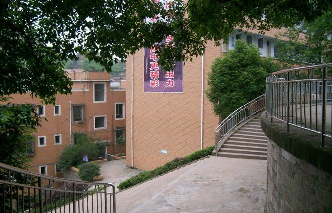 江安縣第四中學的現(xiàn)任校長是誰？