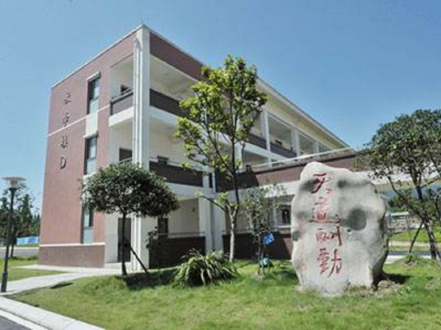 青城山高級中學(xué)校園環(huán)境怎么樣？