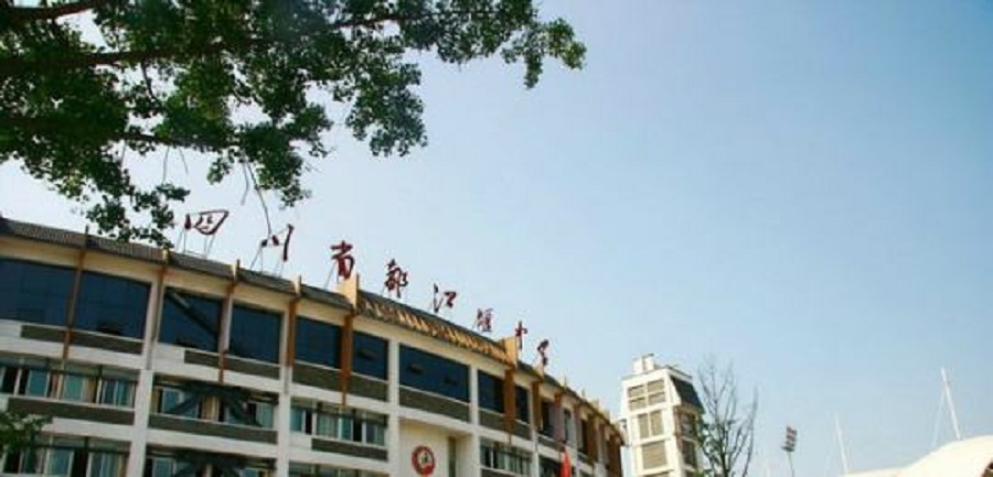都江堰中學(xué)校園環(huán)境怎么樣？