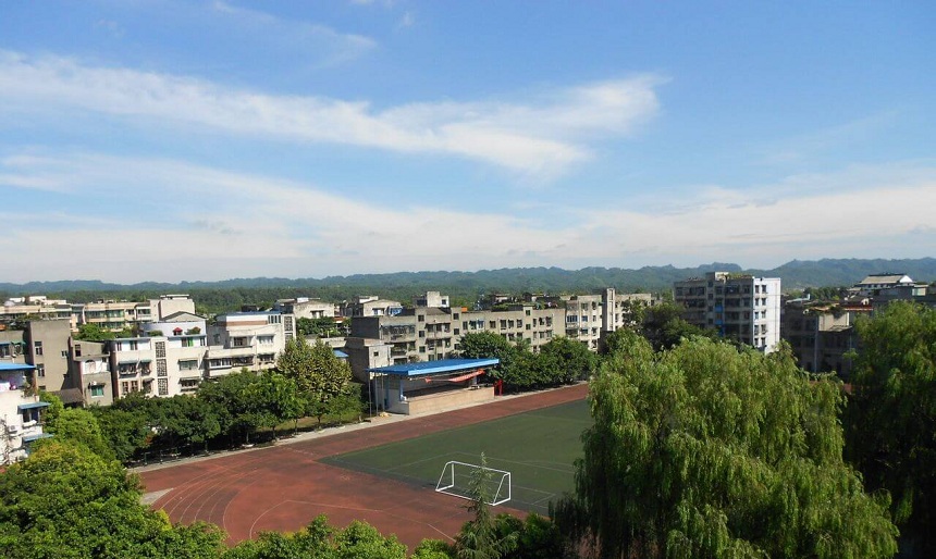 青神中學(xué)校園環(huán)境好不好？