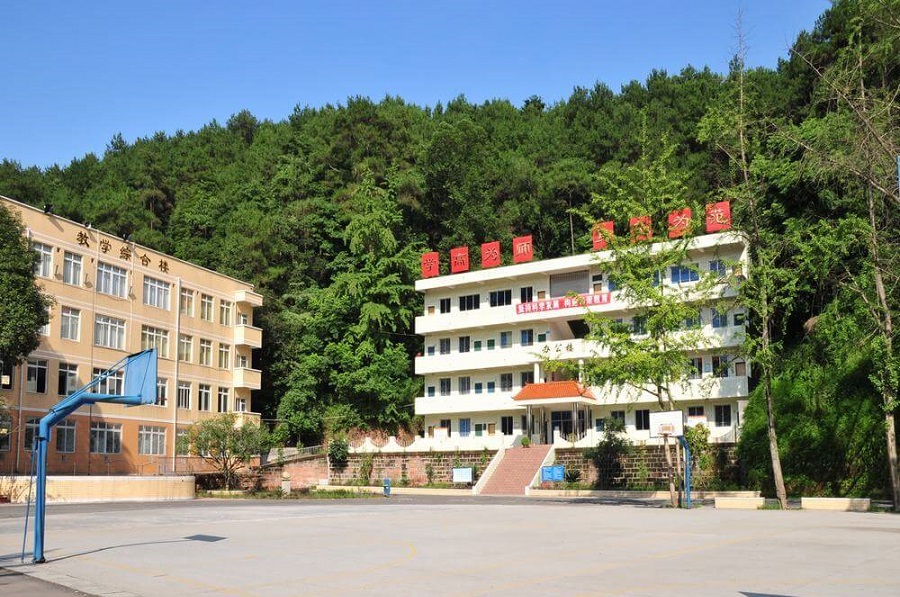 樂山四中地址在哪里？