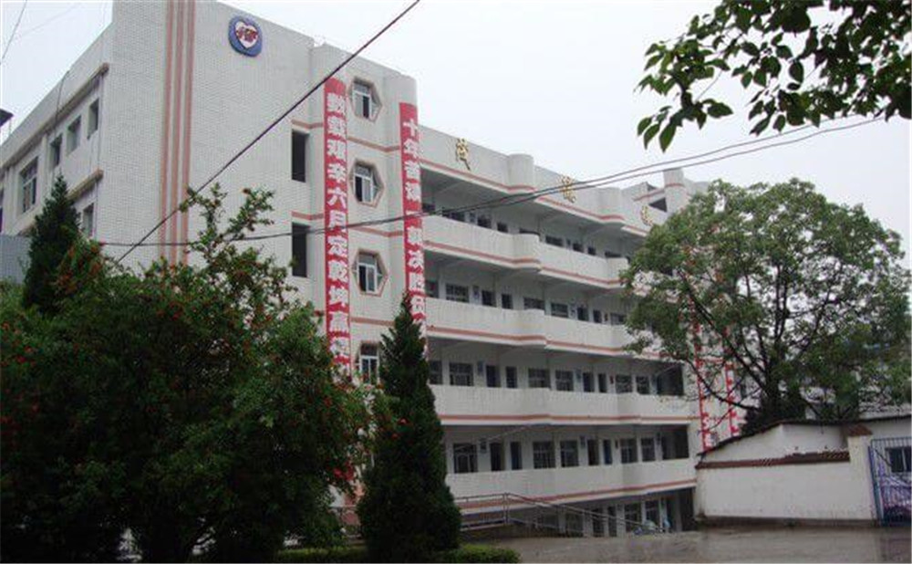 平昌中學(xué)學(xué)校詳細地址在什么地方？