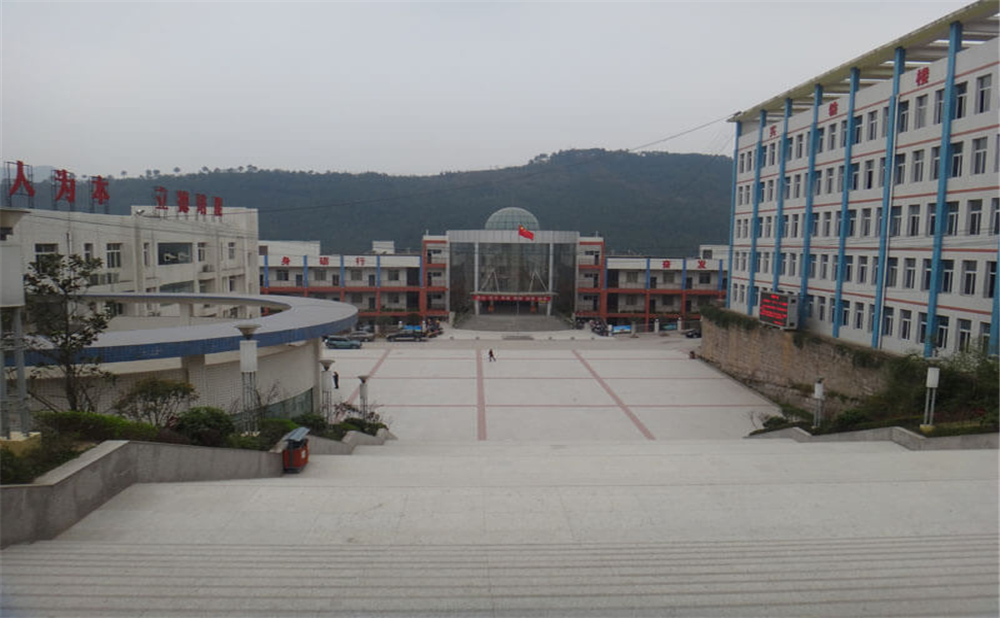 通江縣第二中學(xué)學(xué)校詳細(xì)地址在什么地方？