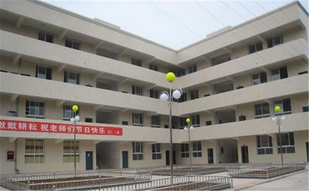 奇章中學(xué)學(xué)校環(huán)境如何？