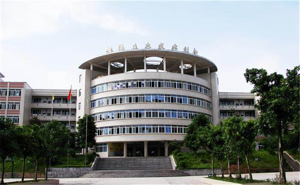 高坪中學學校環(huán)境怎么樣？
