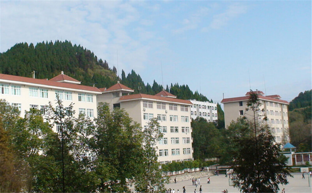 建興中學學校環(huán)境怎么樣？