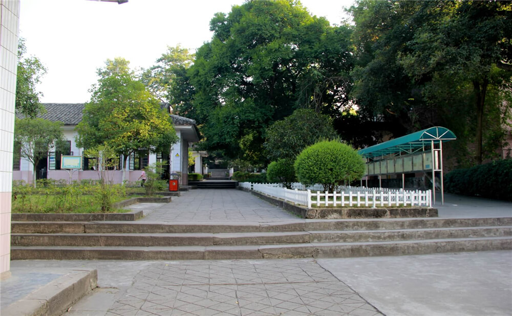 蓬安中學(xué)學(xué)校詳細(xì)地址在什么地方？
