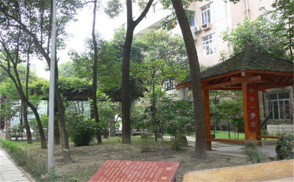 石室聯(lián)合中學(xué)蜀華分校外招生一年的學(xué)費是多少？