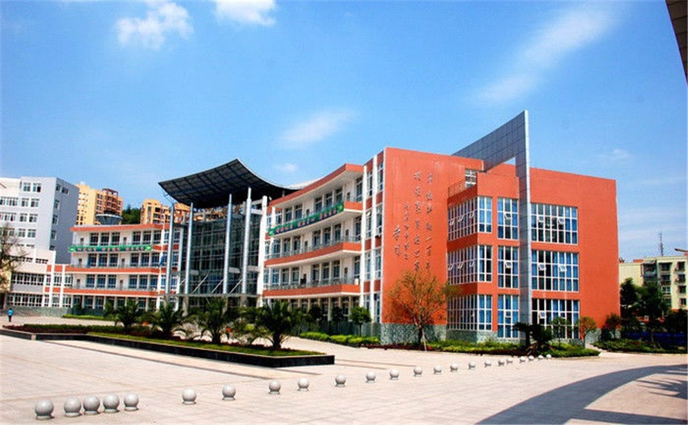 簡陽中學(xué)每年的學(xué)費(fèi)是多少？