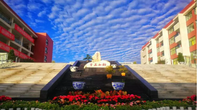 北京第二外國(guó)語(yǔ)學(xué)院成都附屬中學(xué)近三年的錄取分?jǐn)?shù)線？
