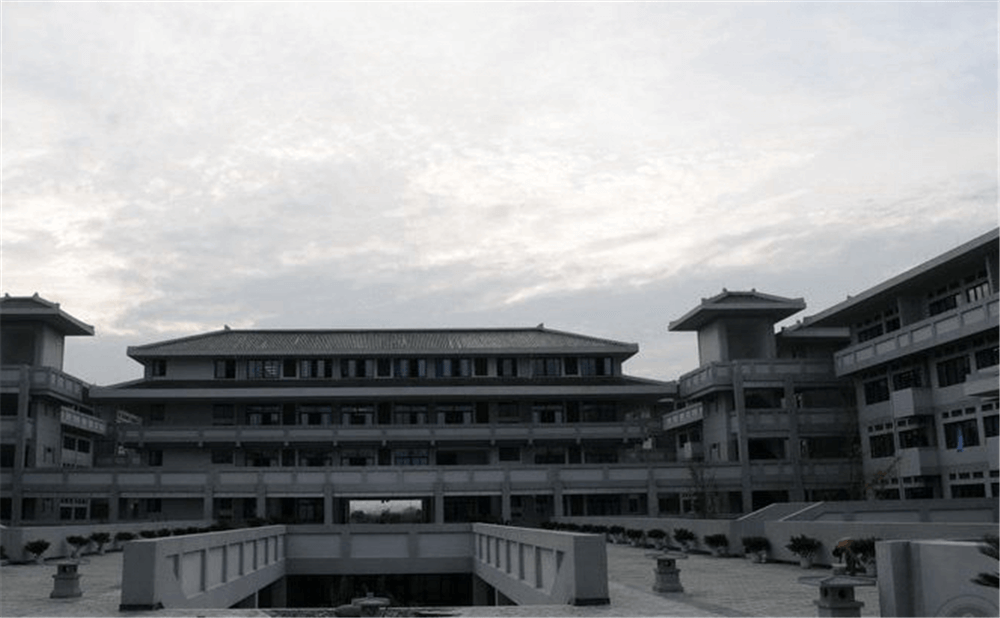 成都石室中學(xué)北湖校區(qū)的學(xué)費(fèi)是多少錢？