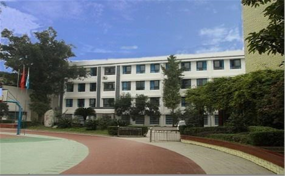 成都市第三十三中學(xué)近三年的錄取分?jǐn)?shù)是多少？
