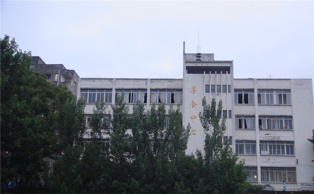 竹篙中學(xué)的學(xué)費(fèi)是多少？