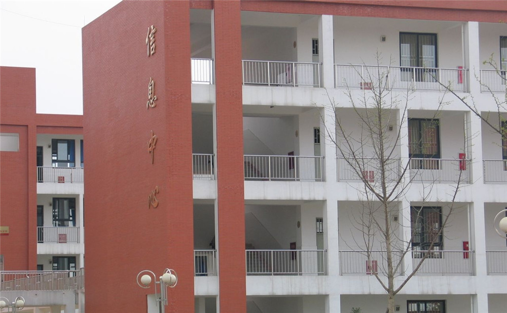 金堂中學(xué)的學(xué)費(fèi)是多少？