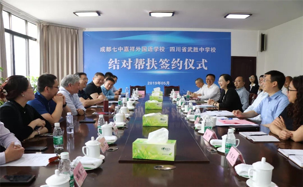 成都七中嘉祥外國語學(xué)校一年的學(xué)費是多少？