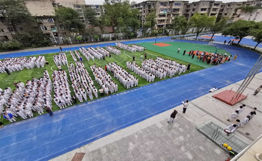 成都市田家炳中學一年學費是多少？
