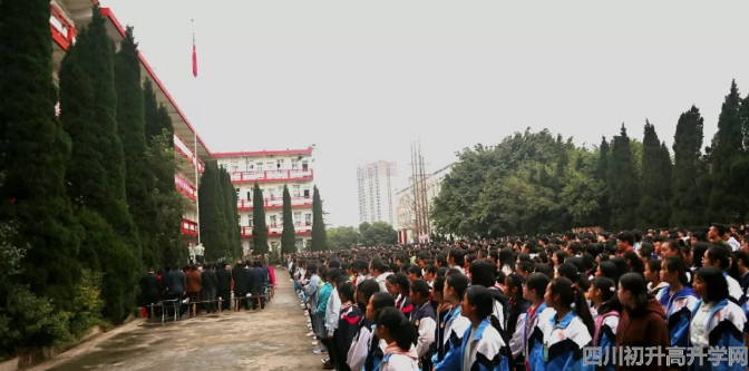 賈家中學(xué)高中一年的學(xué)費(fèi)是多少？