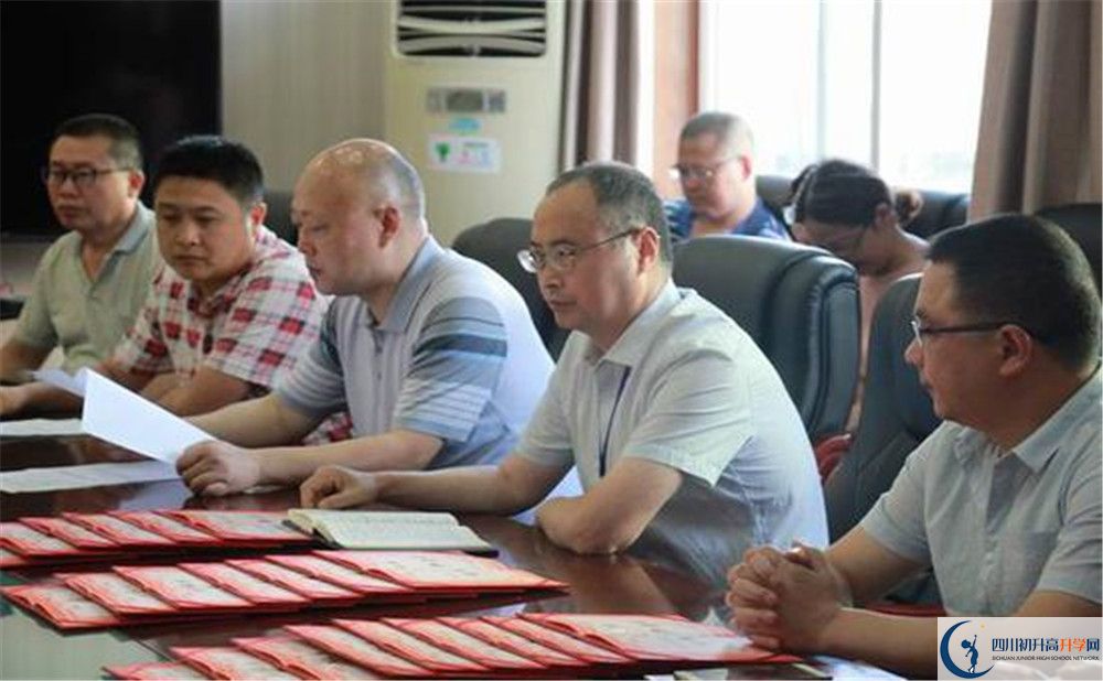 大邑縣實(shí)驗(yàn)中學(xué)高中一年的學(xué)費(fèi)是多少？
