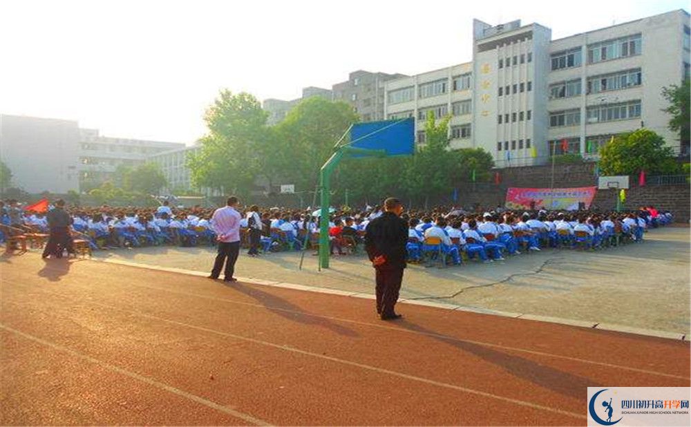 竹篙中學是怎么樣的學校？
