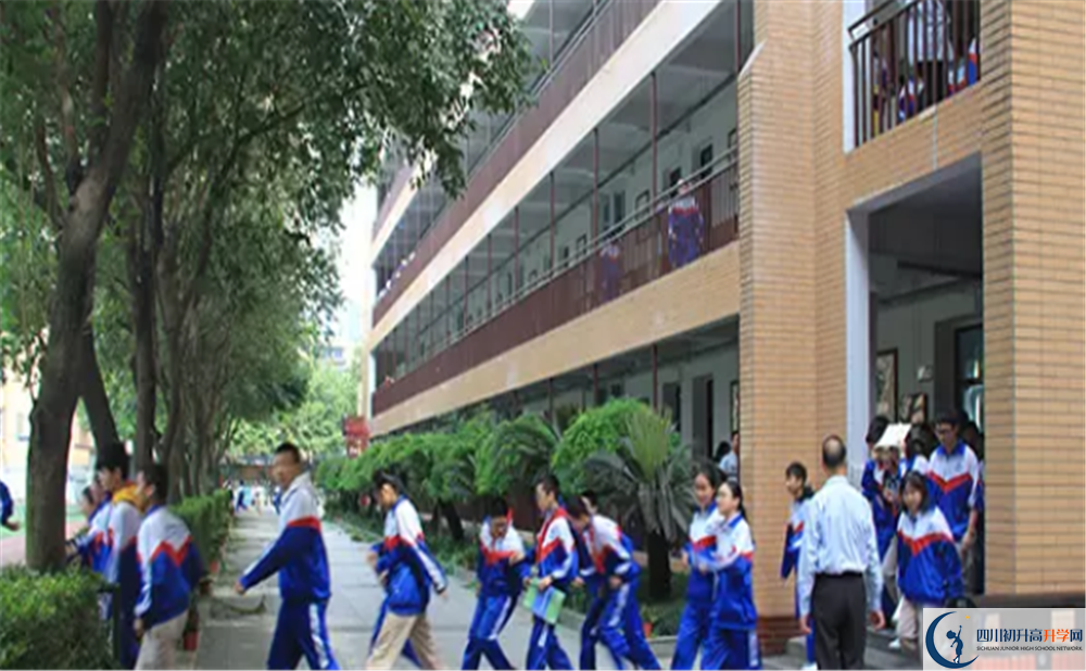 成都大學(xué)附屬中學(xué)的學(xué)費(fèi)大概多少？
