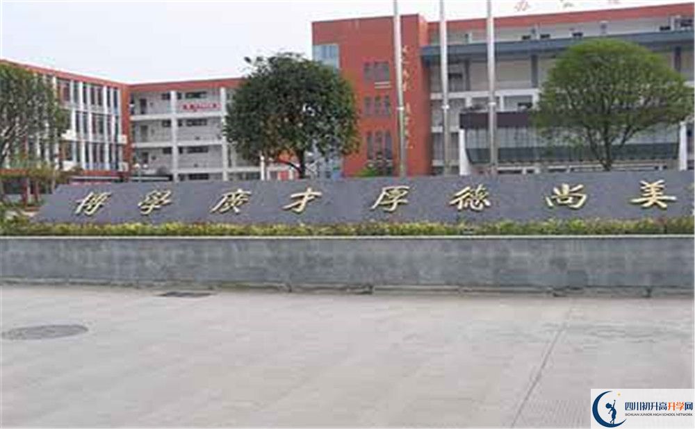 金堂中學(xué)的學(xué)費大概是多少？