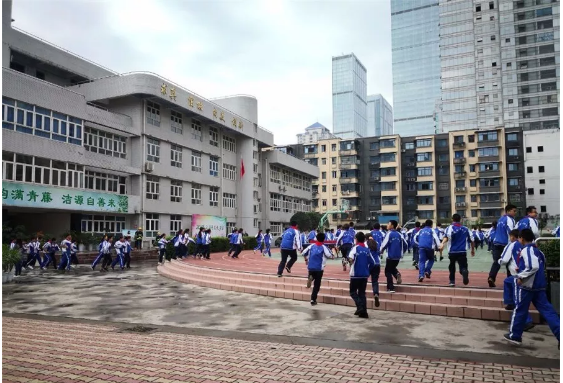 成都市第十七中學(xué)的老師好不好？