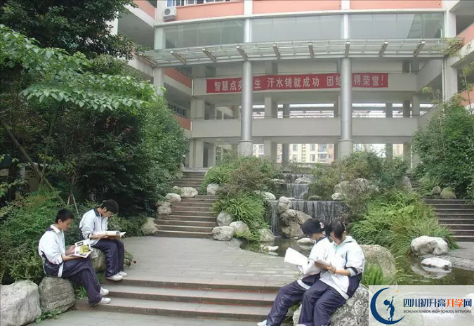 四川師范大學(xué)附屬中學(xué)一年的學(xué)費(fèi)是多少？