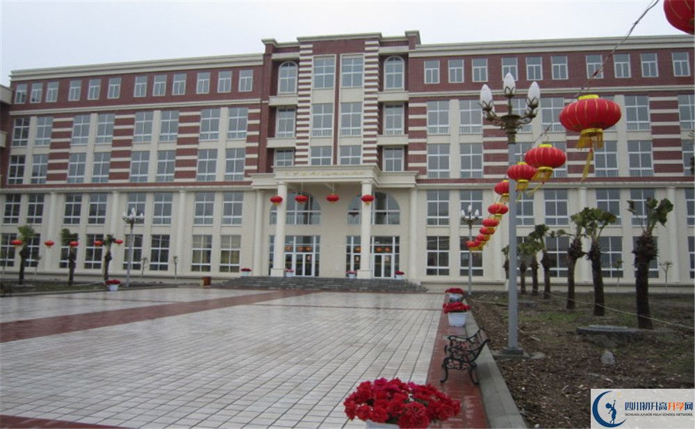 四川師范大學(xué)附屬第三實(shí)驗(yàn)中學(xué)的學(xué)費(fèi)大概是多少？