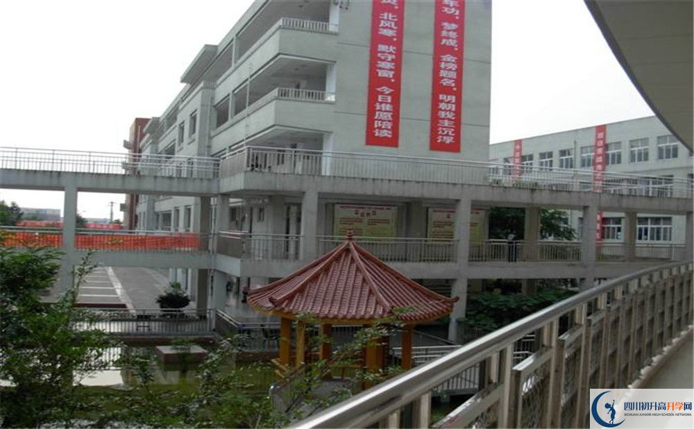 中考成都市龍泉中學(xué)的招生分?jǐn)?shù)線是多少？