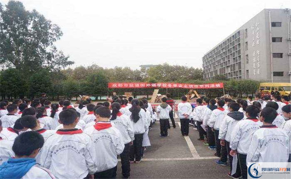 鹽道街外國(guó)語(yǔ)學(xué)校一年的學(xué)費(fèi)是多少？