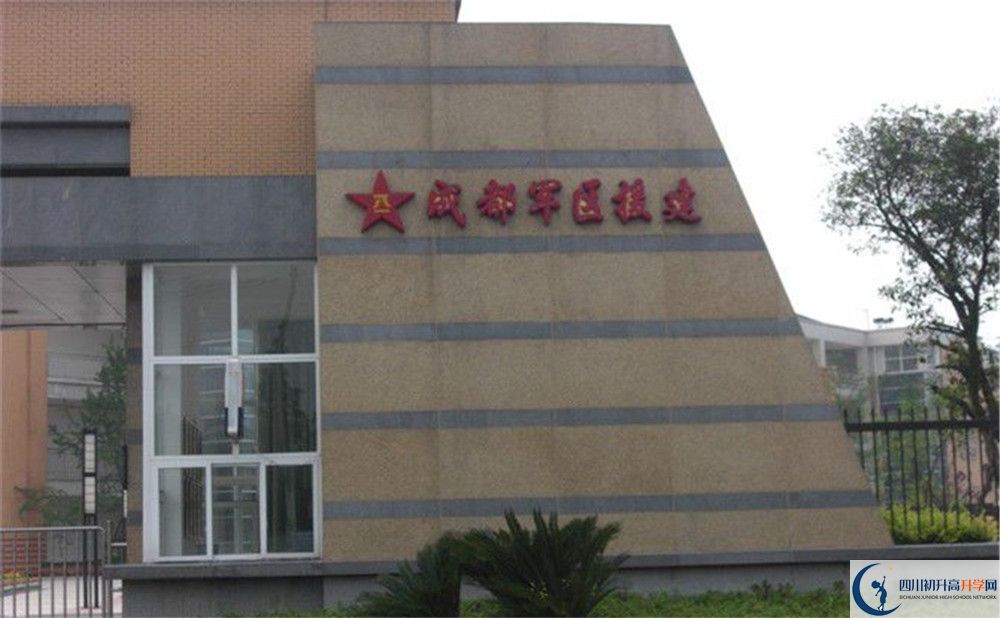 八一聚源高級中學(xué)一年的學(xué)費是多少？