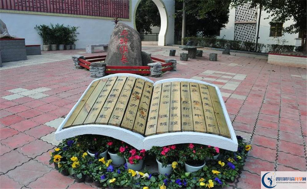 賈家中學(xué)一年的學(xué)費(fèi)是多少？