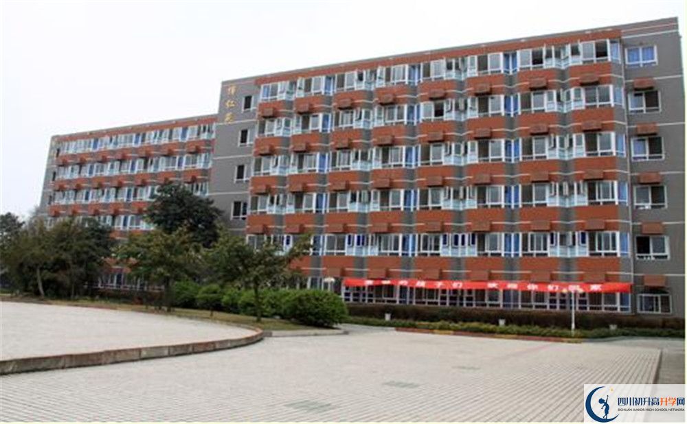 四川師范大學附屬中學一學期的學費是多少？