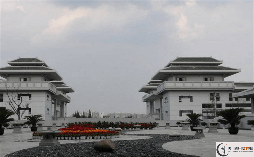 成都石室中學(xué)北湖校區(qū)一學(xué)期的學(xué)費(fèi)是多少錢(qián)？