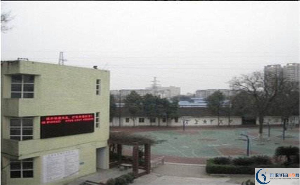 成都市第三十三中學(xué)一學(xué)期的學(xué)費是多少？