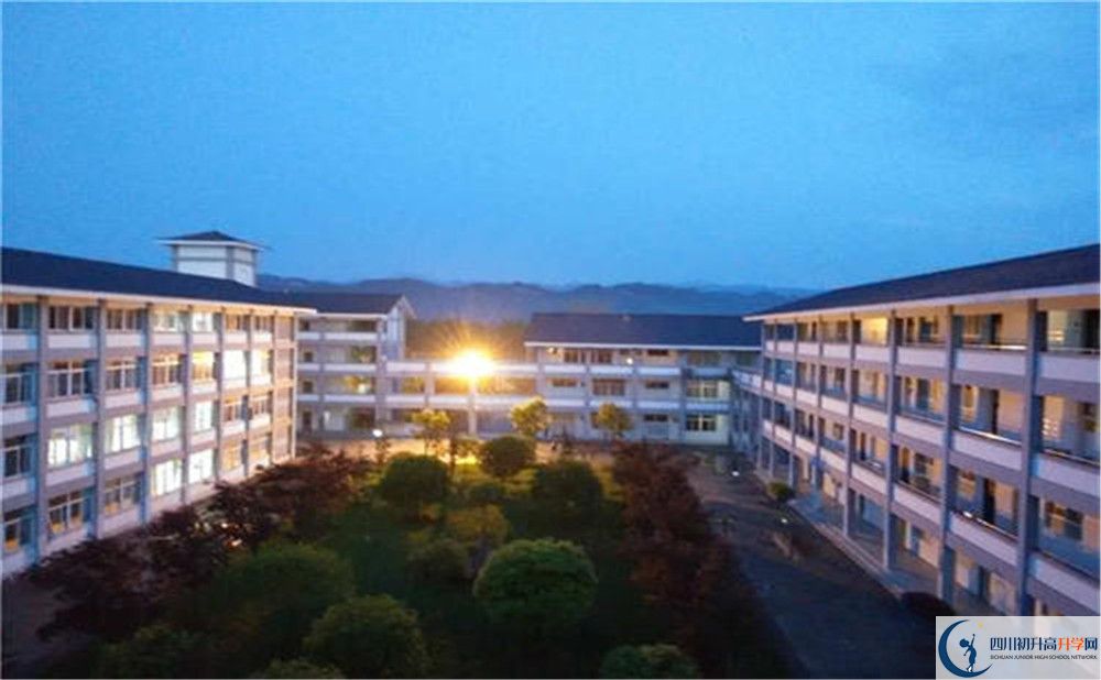 平樂中學(xué)一學(xué)期的學(xué)費是多少？