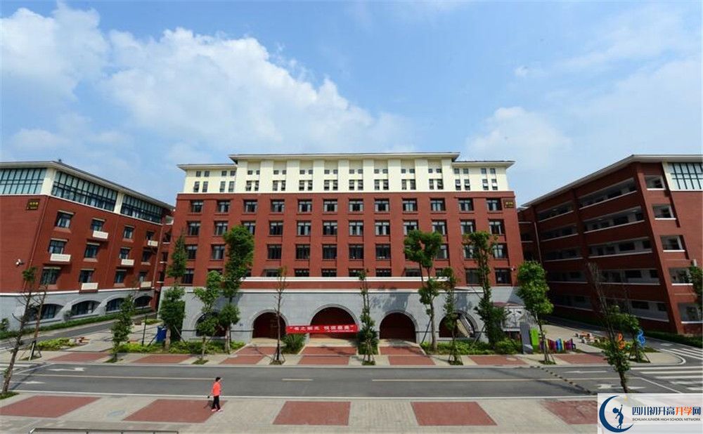 新都一中一學(xué)期的學(xué)費是多少？