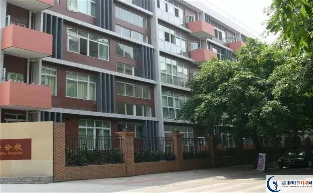 成都市石室聯(lián)中蜀華分校的學(xué)費一期是多少？
