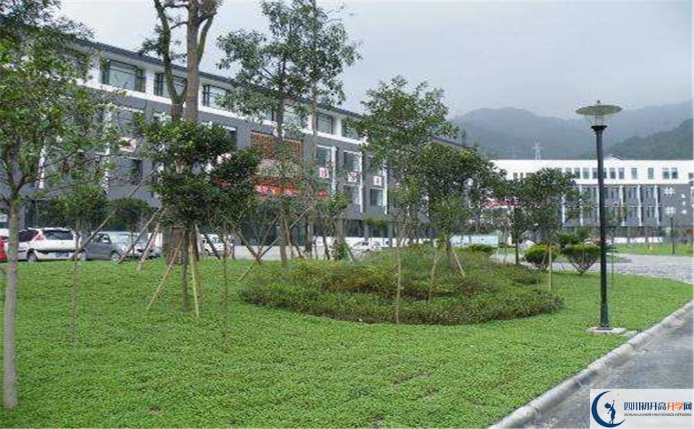 上都江堰中學的分數(shù)線是多少分？