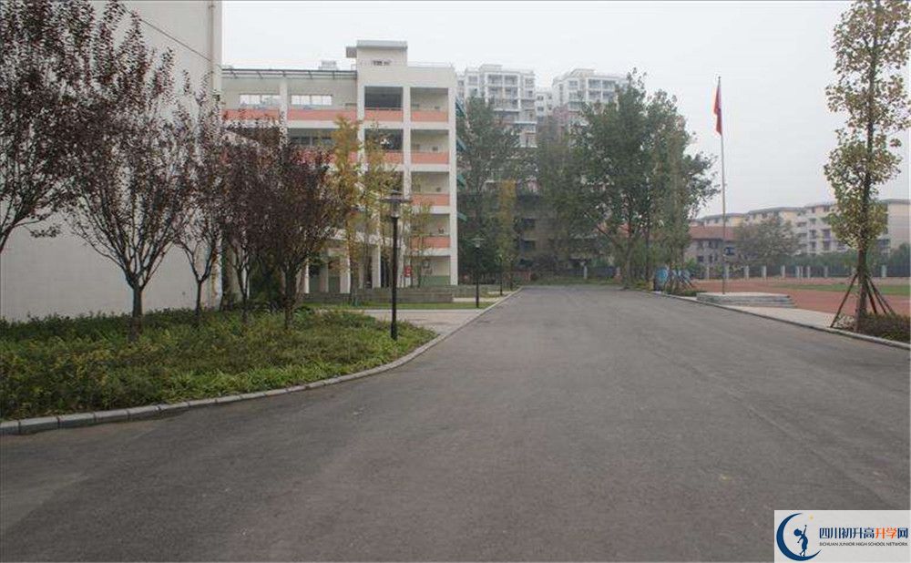 考四川師范大學(xué)附屬中學(xué)的分?jǐn)?shù)線是多少？
