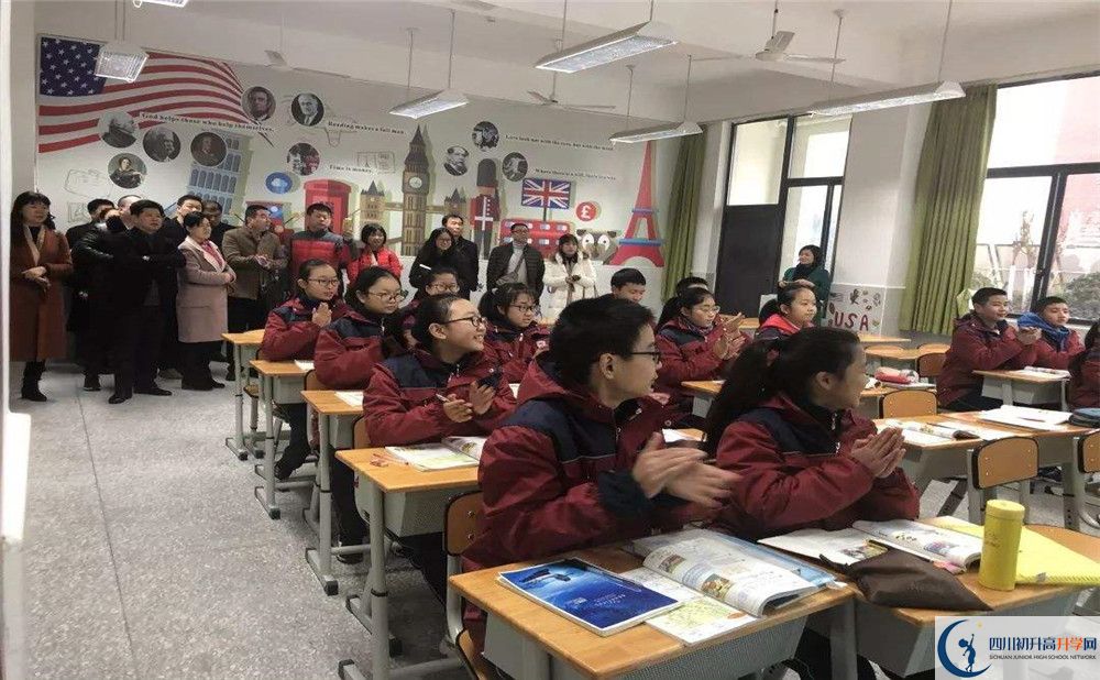 北京第二外國語學(xué)院成都附屬中學(xué)的學(xué)費(fèi)一期是多少？