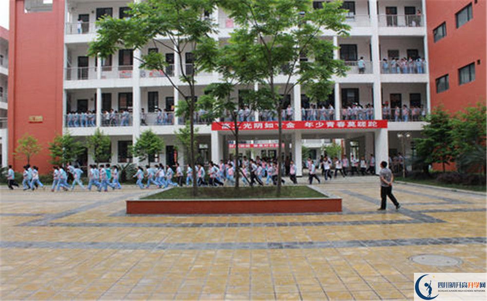金堂中學(xué)的學(xué)費(fèi)一期是多少？