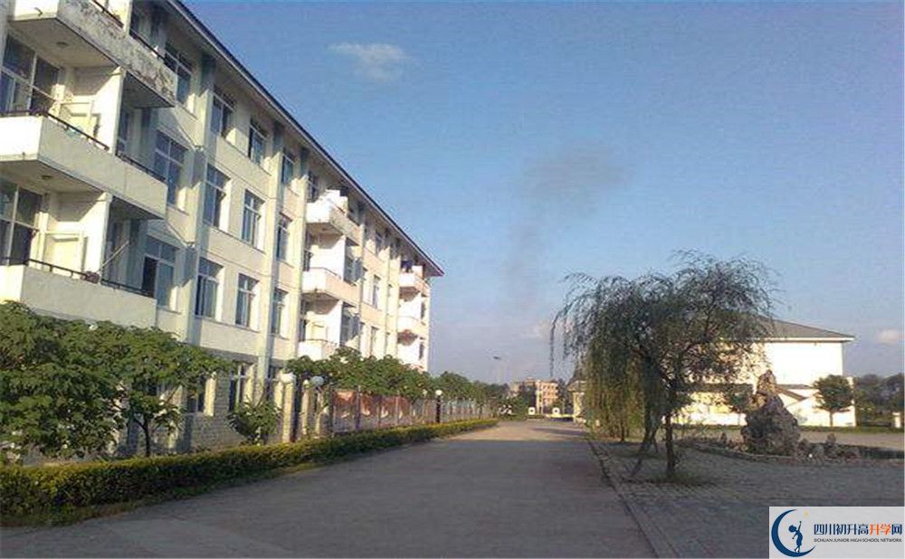 淮口中學(xué)的學(xué)費一期是多少？