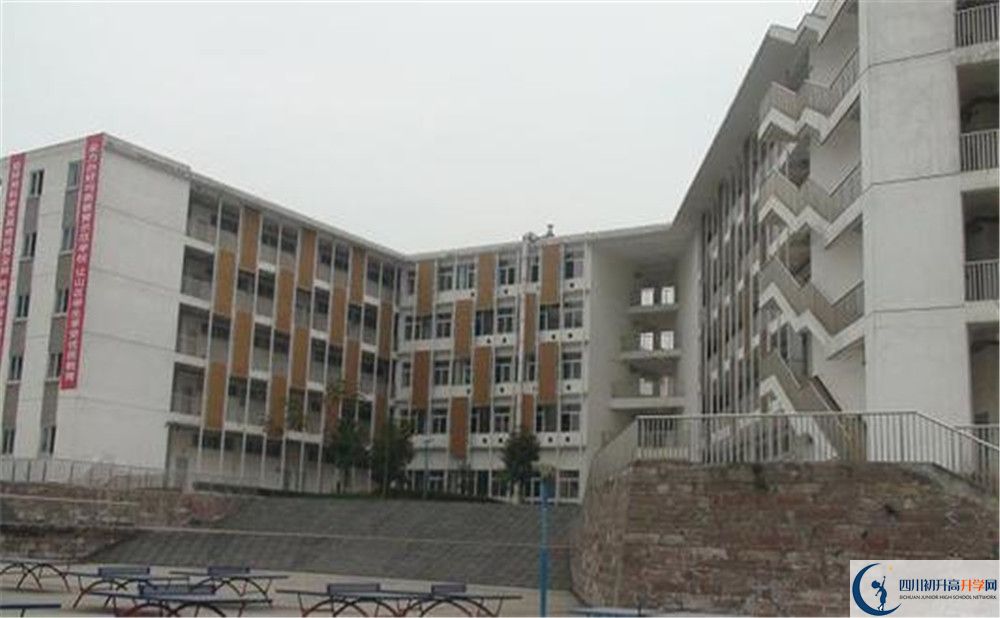 2020年成都經(jīng)濟(jì)技術(shù)開(kāi)發(fā)區(qū)實(shí)驗(yàn)中學(xué)高中的分?jǐn)?shù)線是多少？