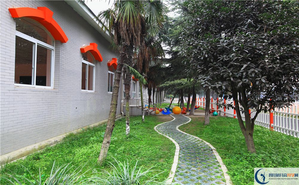 成都大學(xué)附屬中學(xué)初升高向外地招生嗎？