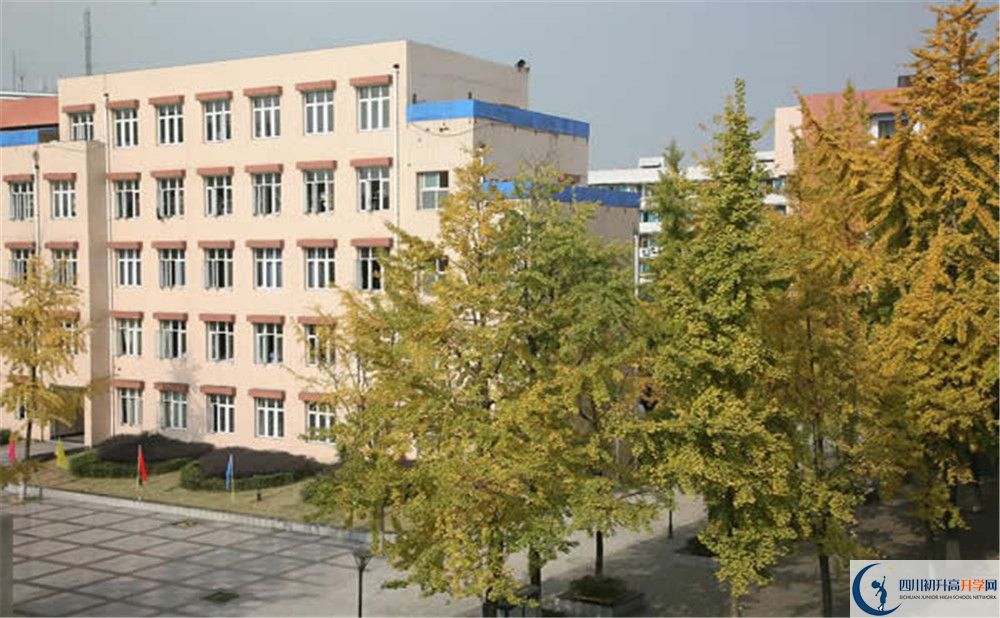 成都西藏中學(xué)的高中住宿怎么樣？