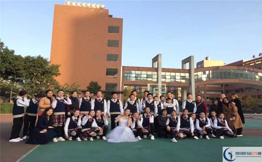 成都十二中（四川大學(xué)附屬中學(xué)）是私立收費(fèi)嗎？